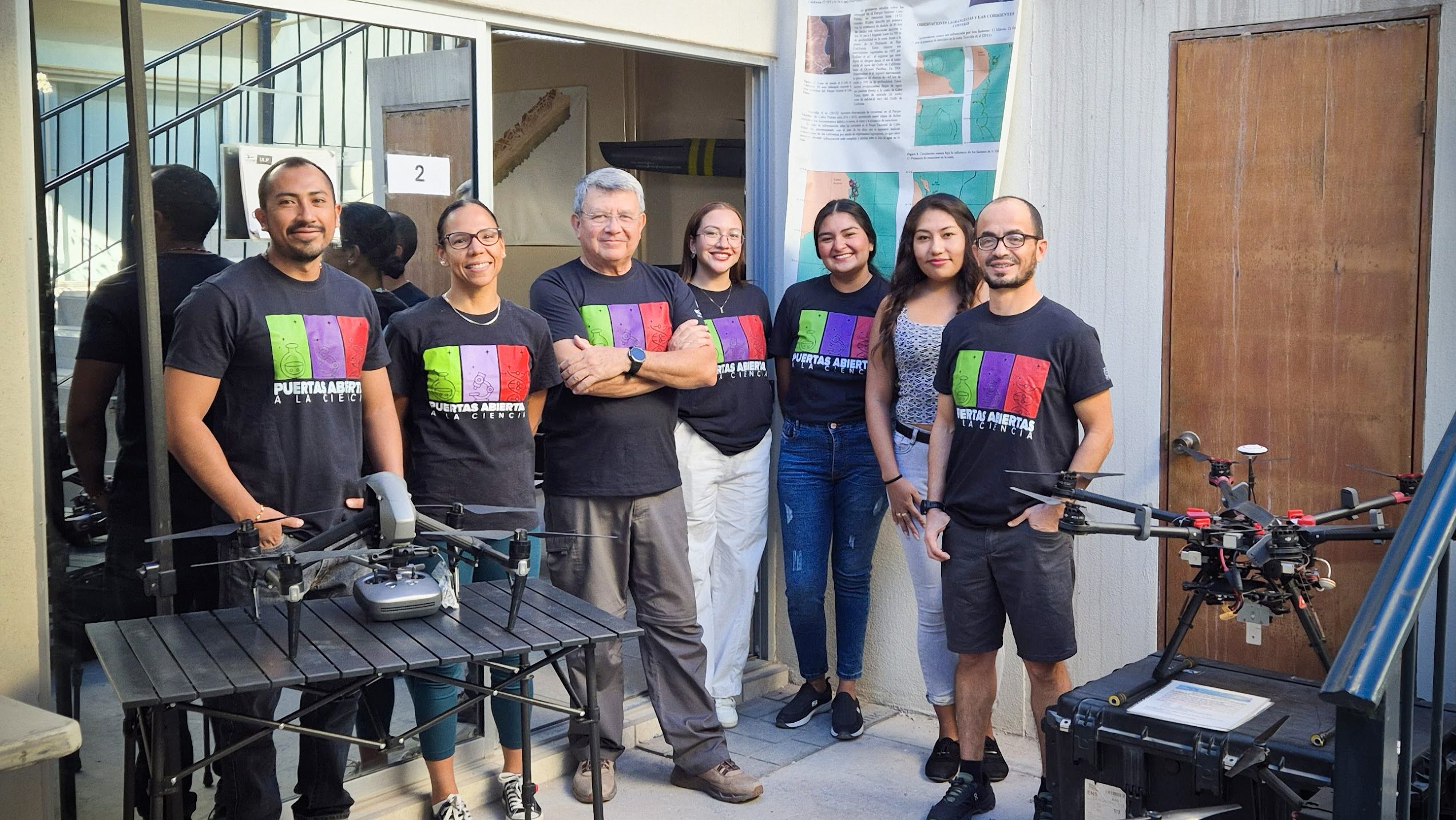 El doctor Armando Trasviña junto a técnicos y estudiantes de la Unidad La Paz del CICESE