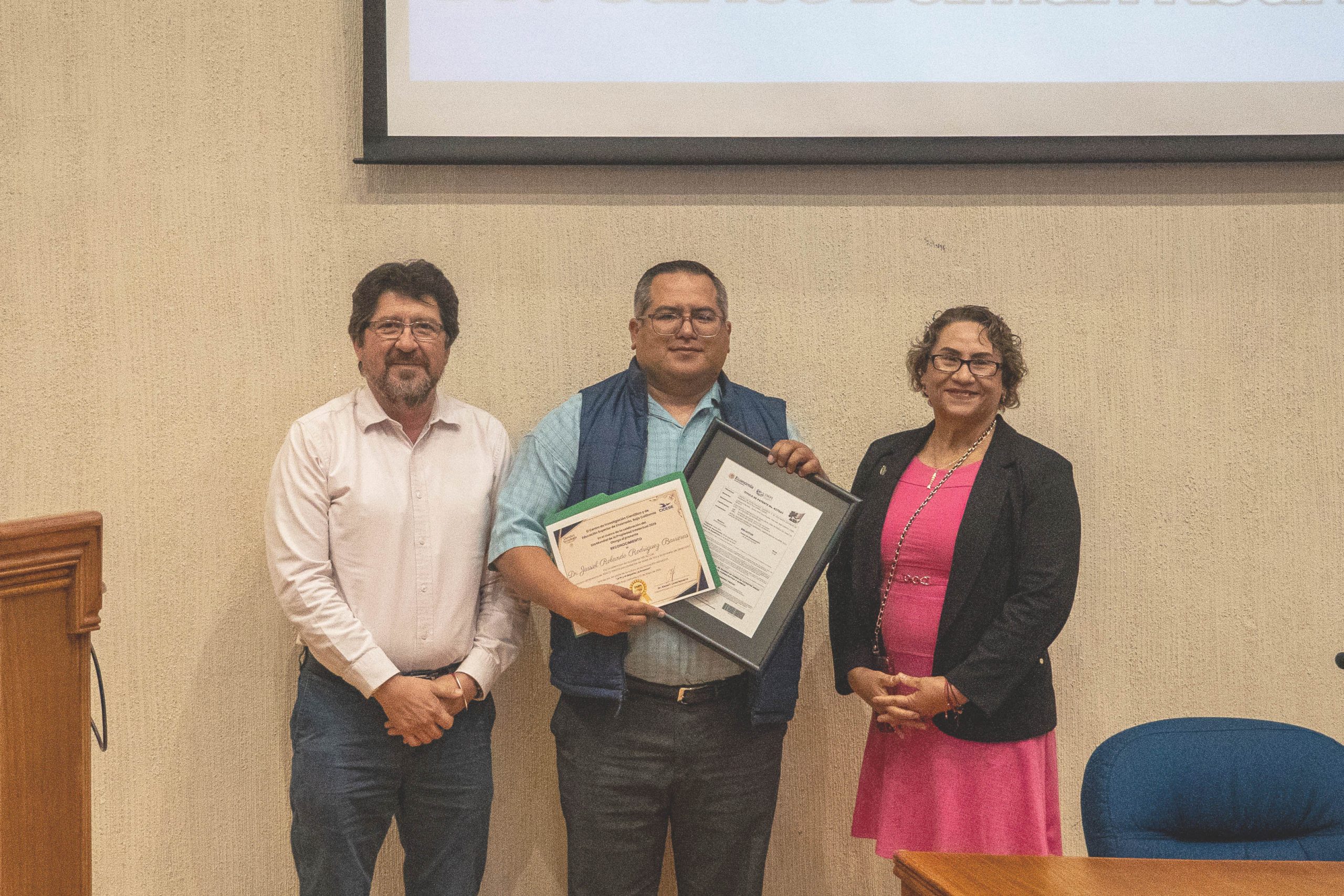Entrega de reconocimiento al Dr. Jassiel Rodríguez como inventor.