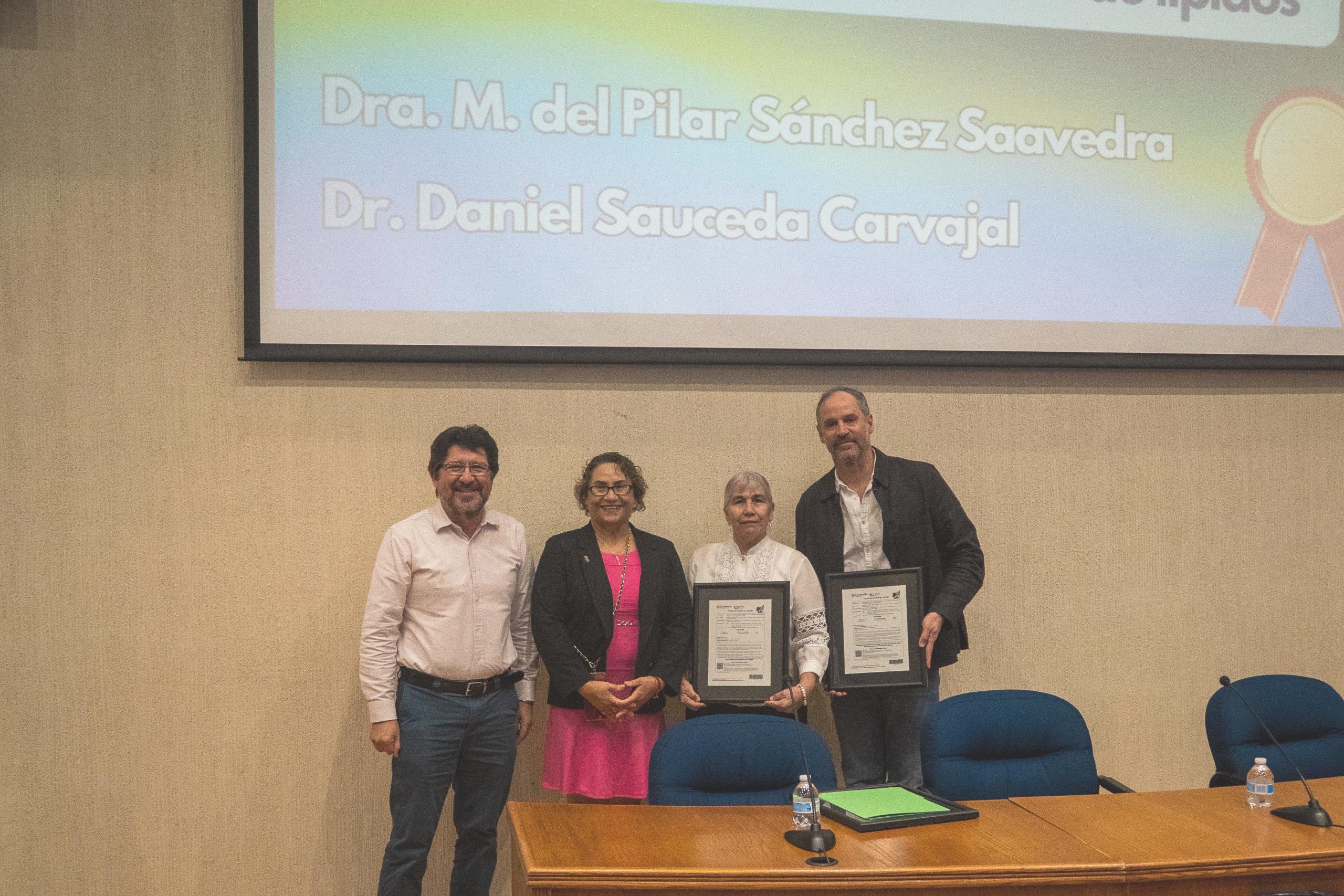 Entrega de reconocimiento a la Dra. Pilar Sánchez como inventora.