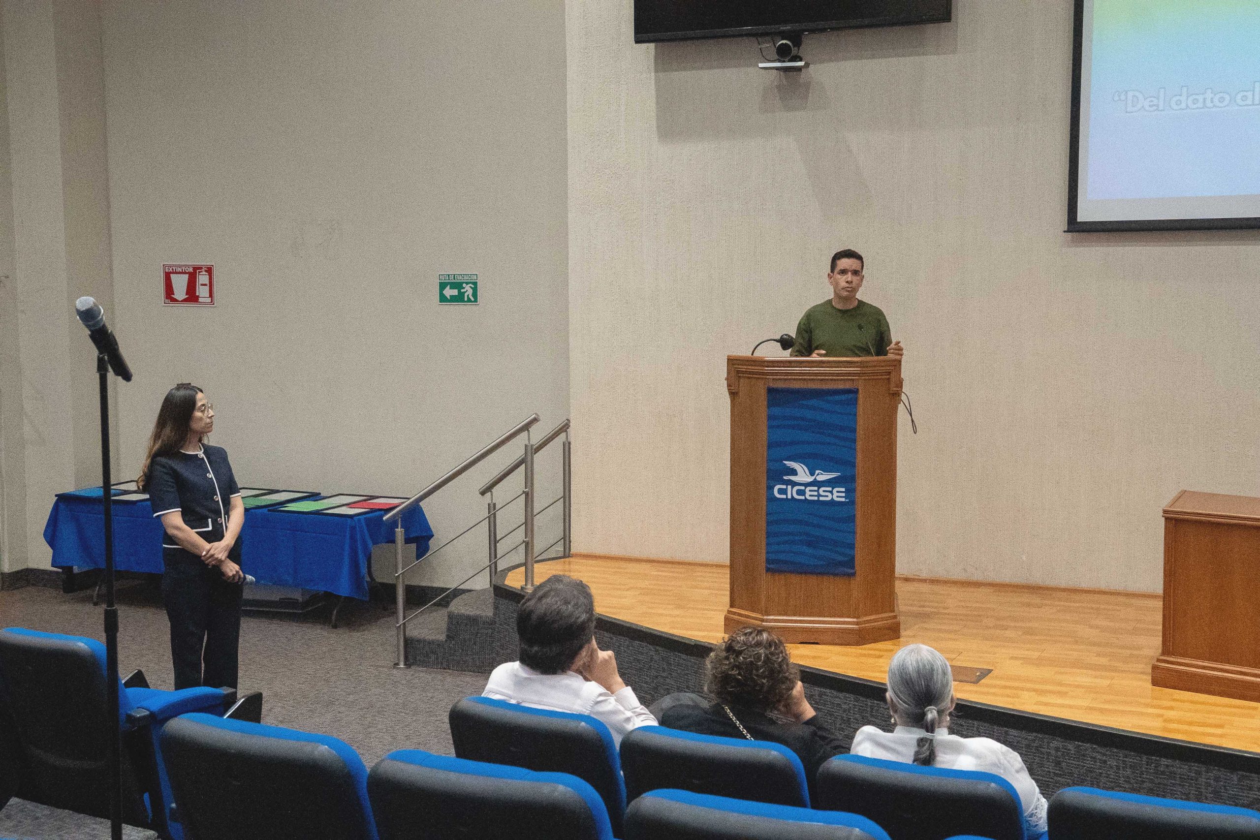 Alfredo Cruz durante la conferencia magistral.