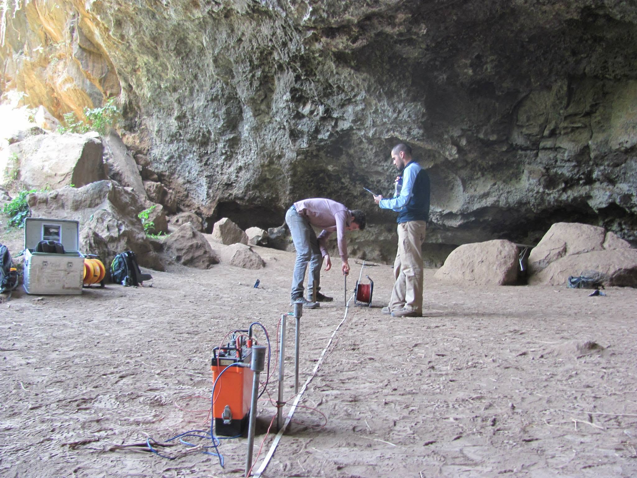 Adquiriendo datos geofísicos para exploración arqueológica en Wolaita Sodo, Etiopía.