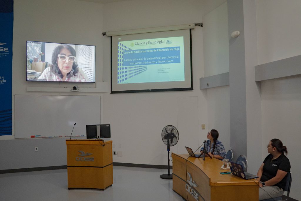 La primera sesión fue impartida por Lourdes Arriaga, especialista del IMSS. (Fotos de Adrián Macías)