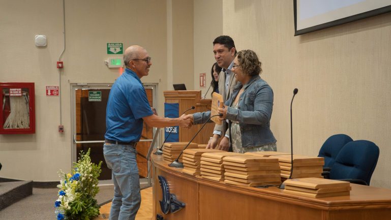 Entrega de reconocimientos por antigüedad al personal