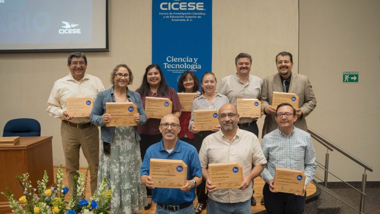 Entrega de reconocimientos por antigüedad al personal