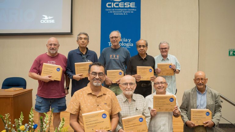 Entrega de reconocimientos por antigüedad al personal