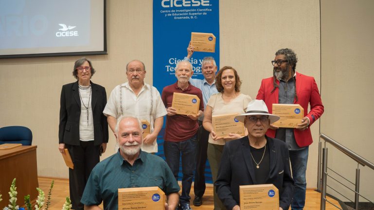 Entrega de reconocimientos por antigüedad al personal