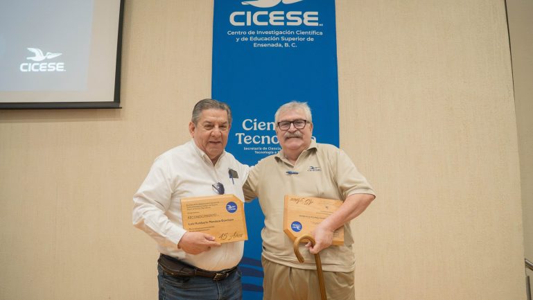 Entrega de reconocimientos por antigüedad al personal