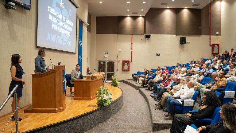 Entrega de reconocimientos por antigüedad al personal