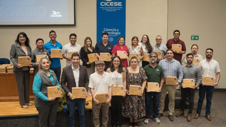 Entrega de reconocimientos por antigüedad al personal