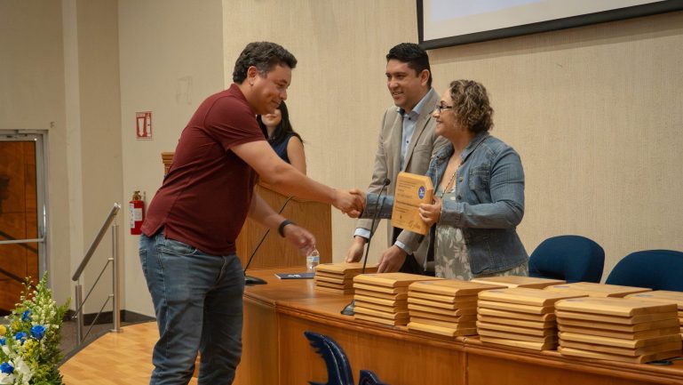Entrega de reconocimientos por antigüedad al personal