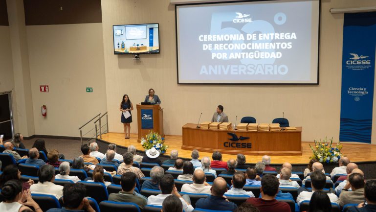 Entrega de reconocimientos por antigüedad al personal
